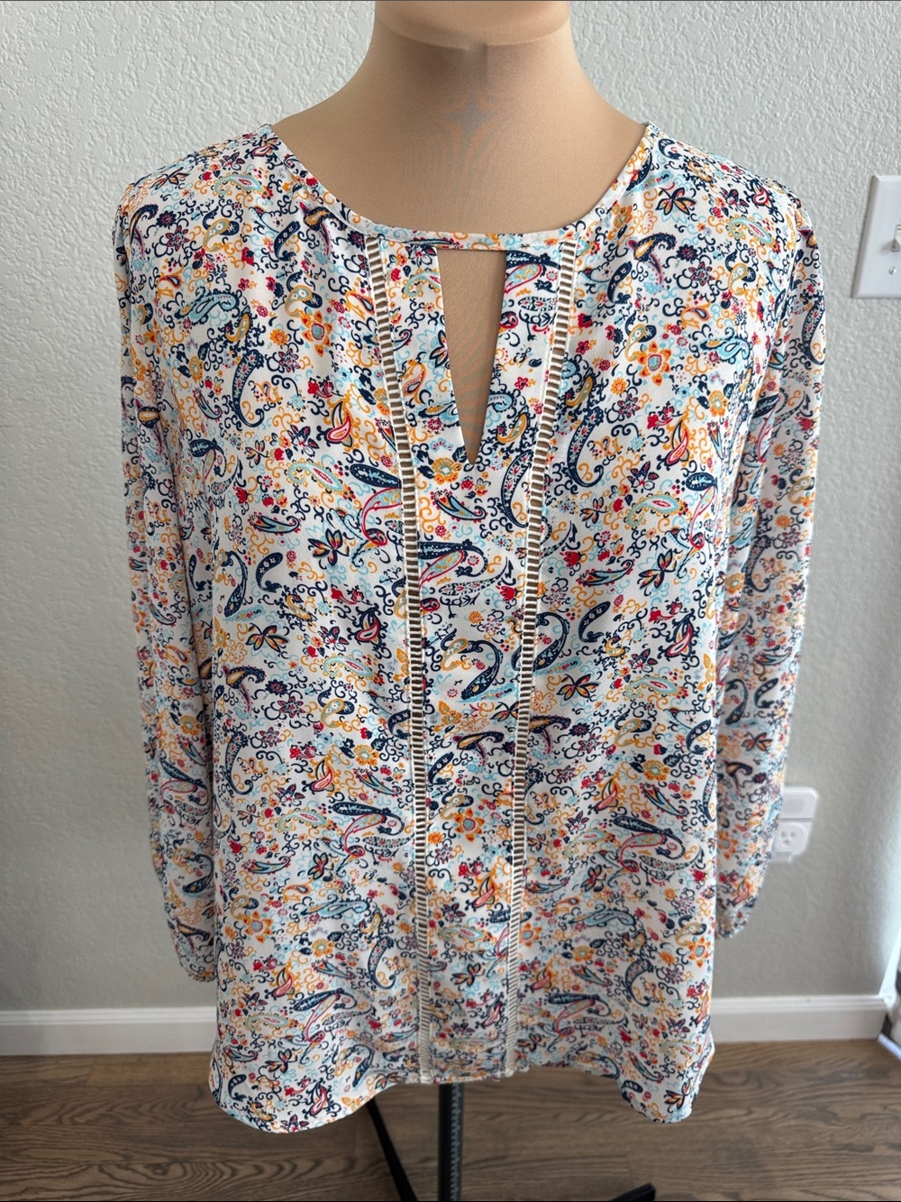 Collective Concepts White Paisley Print Boho Blouse with Cutout